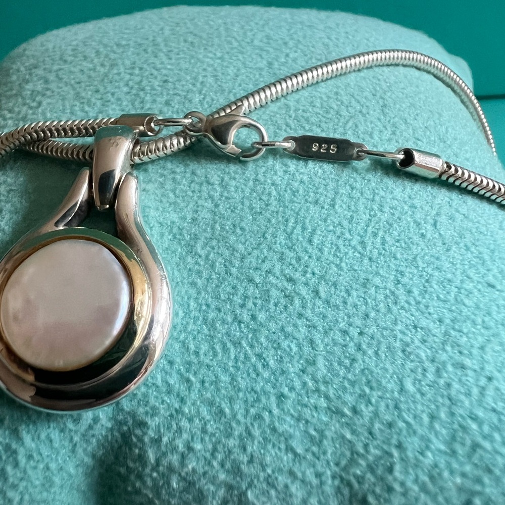 🌸🌸 Authentic Tiffany & Co. RARE Mother of Pearl Round Necklace - Picture 5 of 14